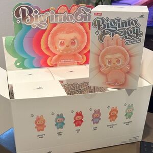 Labubu big into Energy Set